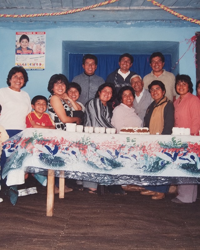 Sandra Cárdenas con su familia numerosa en una celebración