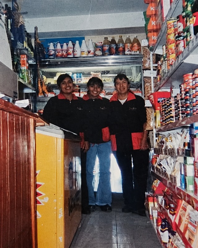 Su primer negocio: una tienda atendida por tres mujeres