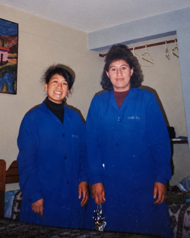 Foto antigua de dos mujeres con uniforme azul en una habitación, de la etapa más difícil