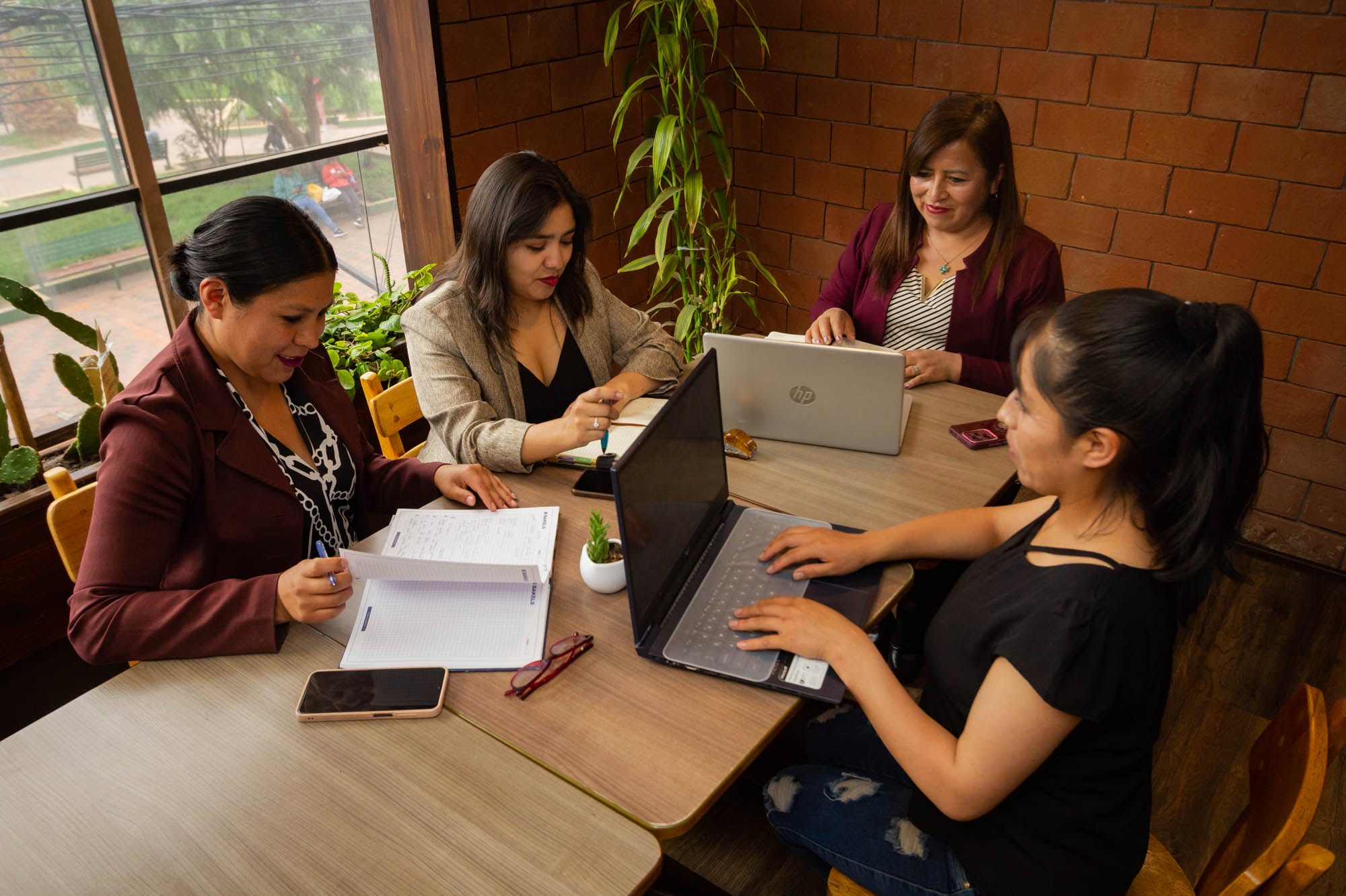 Sandra Cárdenas trabajando en equipo con su comunidad de emprendedoras