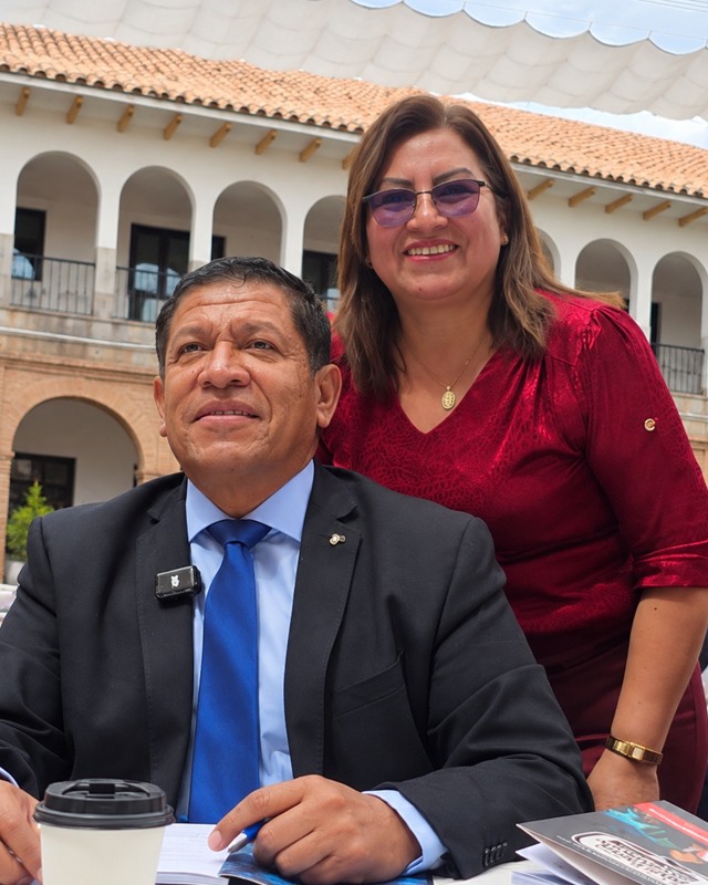 Sandra Cárdenas junto a su mentor, el Dr. José Verona